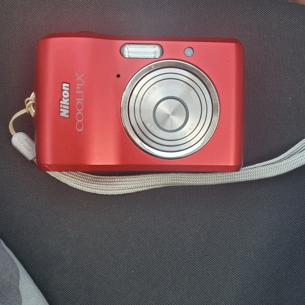 Nikon Coolpix L18 Digital Camera Red NOT WORKING
